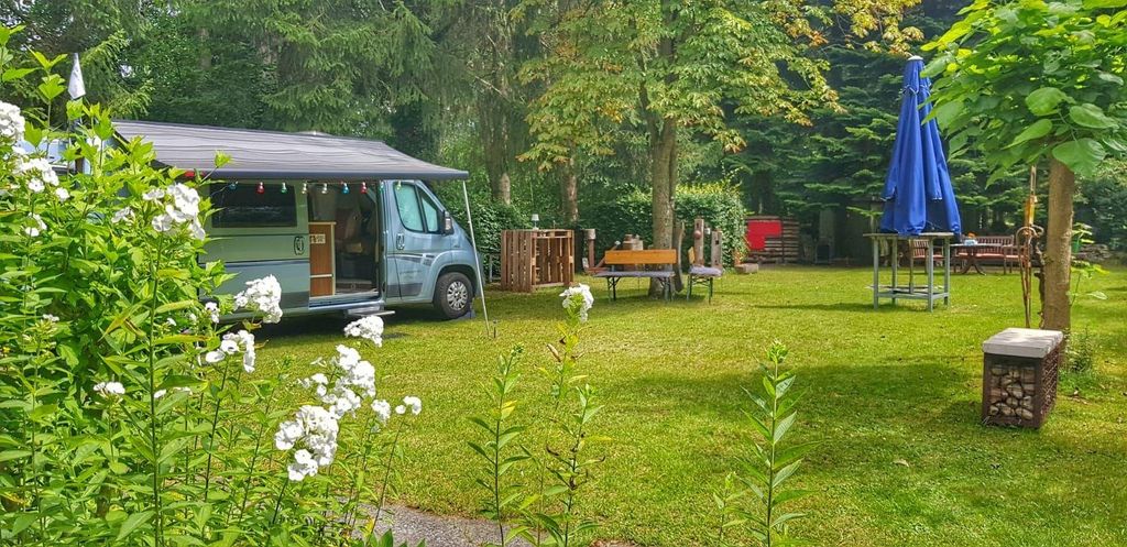 Emplacement individuel de rêve au bord d'un étang avec foyer