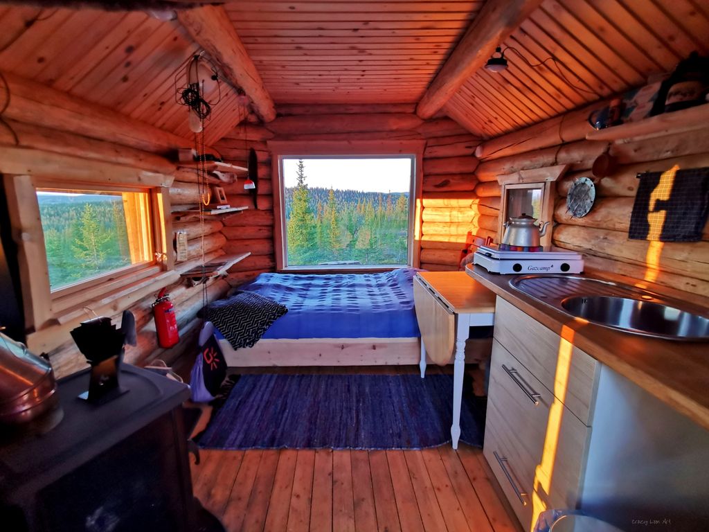 rustic log cabin "Mad Muskox" - border to wilderness