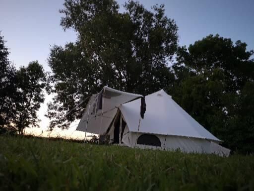 Camping à l'ancienne école au milieu de nulle part