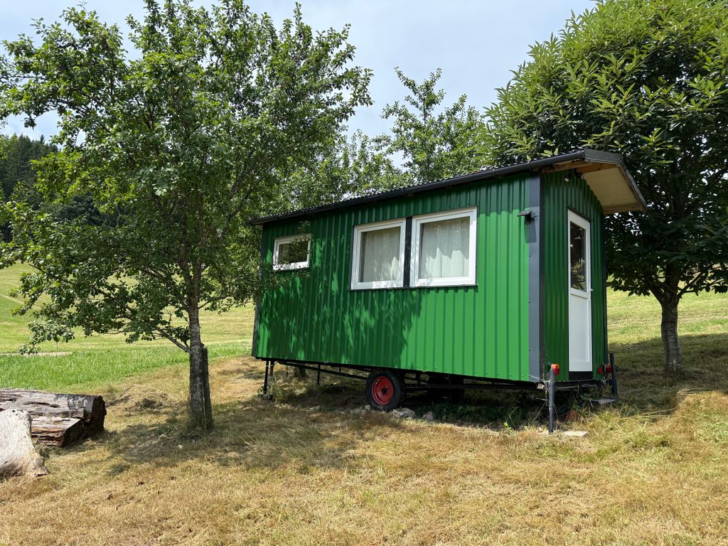 Vivere in una roulotte circondata da alberi da frutto