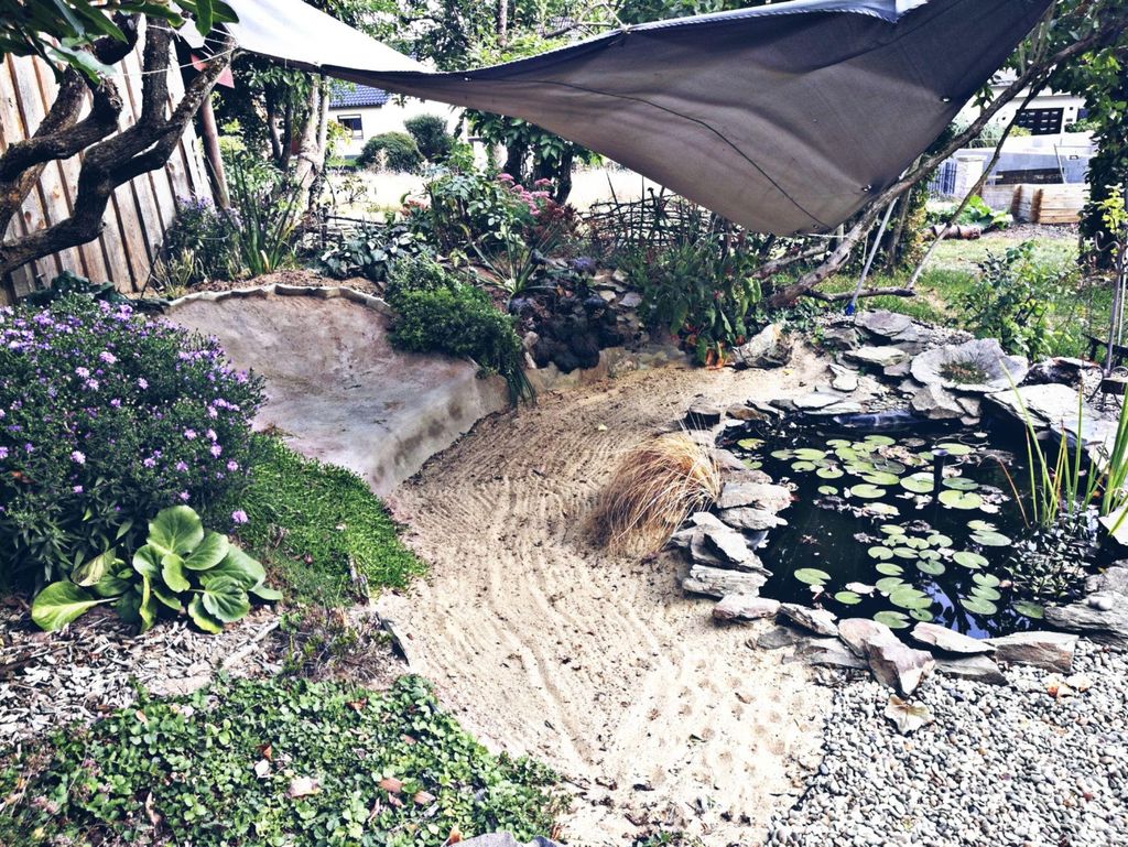 Idilliaco prato con frutteto e giardino romantico