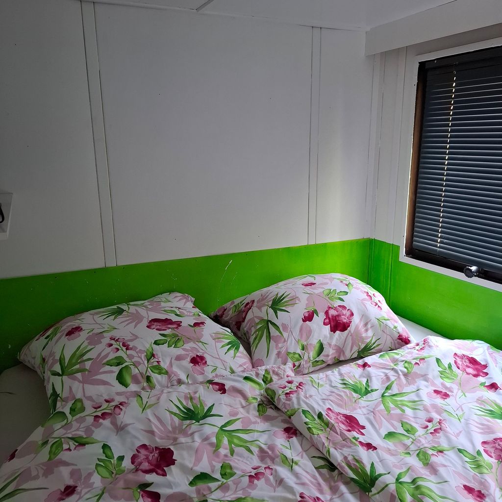Kleines Mobilheim auf einem Hof nahe Rostocks