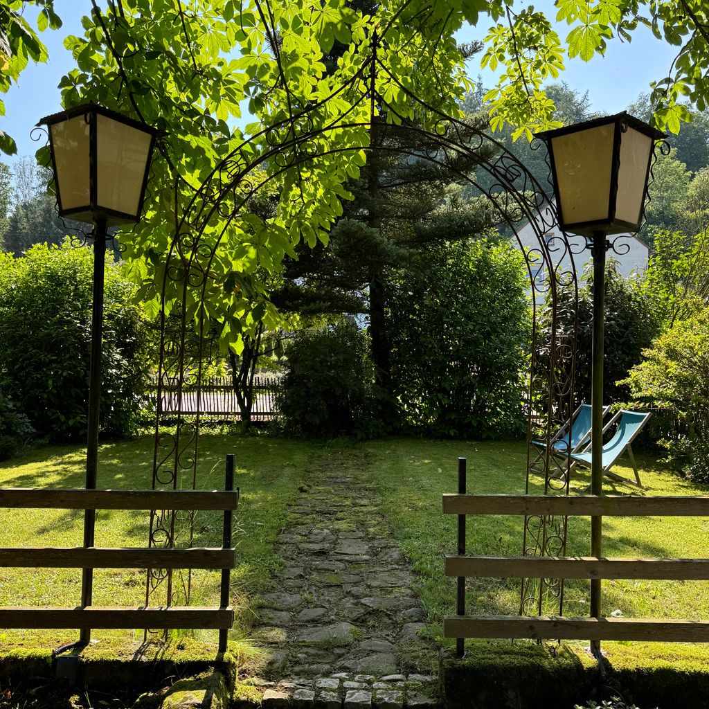Mini campamento en una antigua granja con instalaciones sanitarias y electricidad