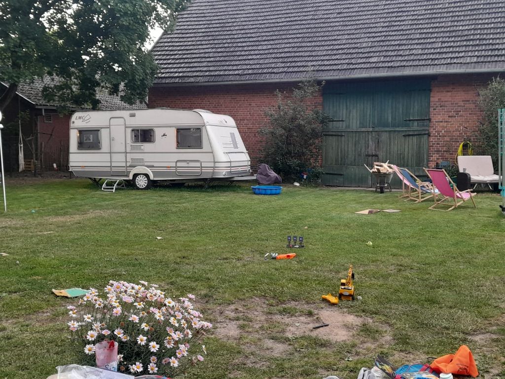 Camping en la naturaleza en una granja con ovejas y gallinas