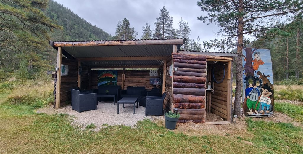 Campo nella natura con vasca idromassaggio, sauna e vista sul fiume