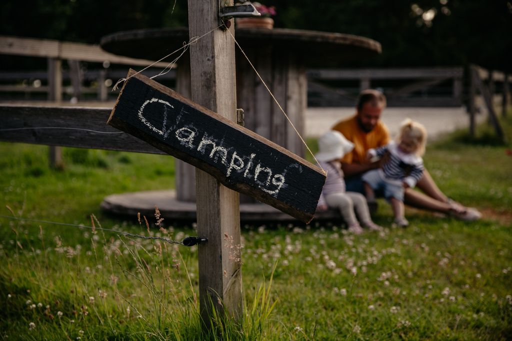 Rancho con caballos y ganado en el canal Ems-Jade