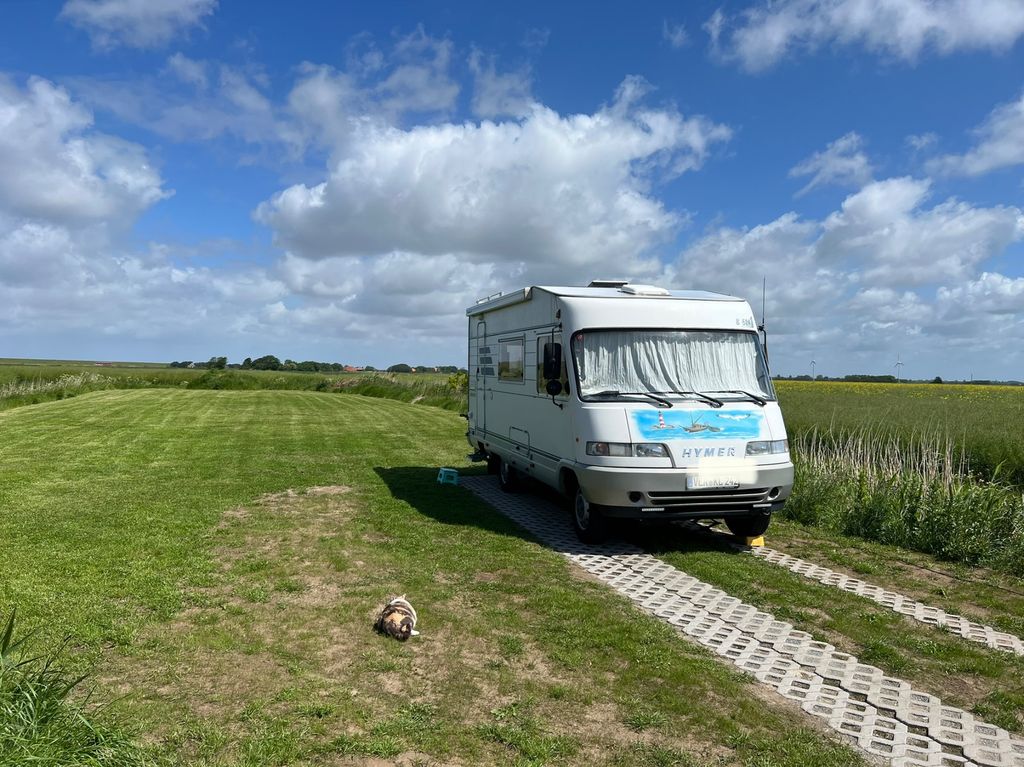 Une place entre digue et marais avec vue sur l'horizon