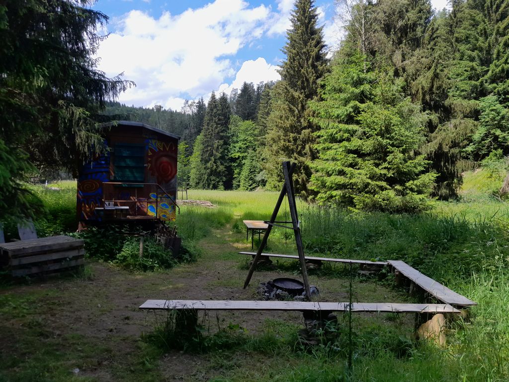 Ruisseau et habitat dispersé à la frontière tchèque