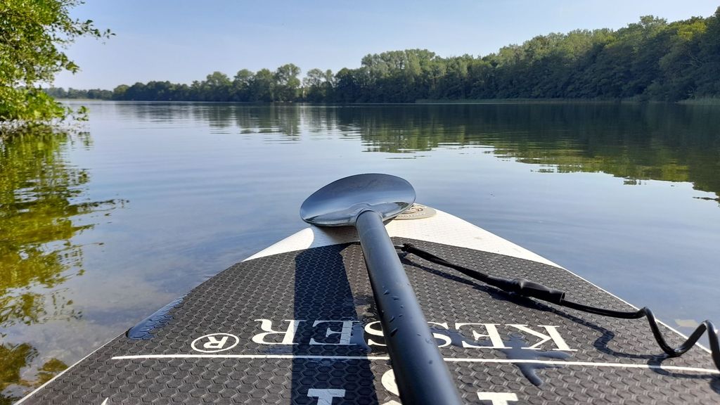 Felicidad al aire libre - completamente encantada - en el lago Kritzow