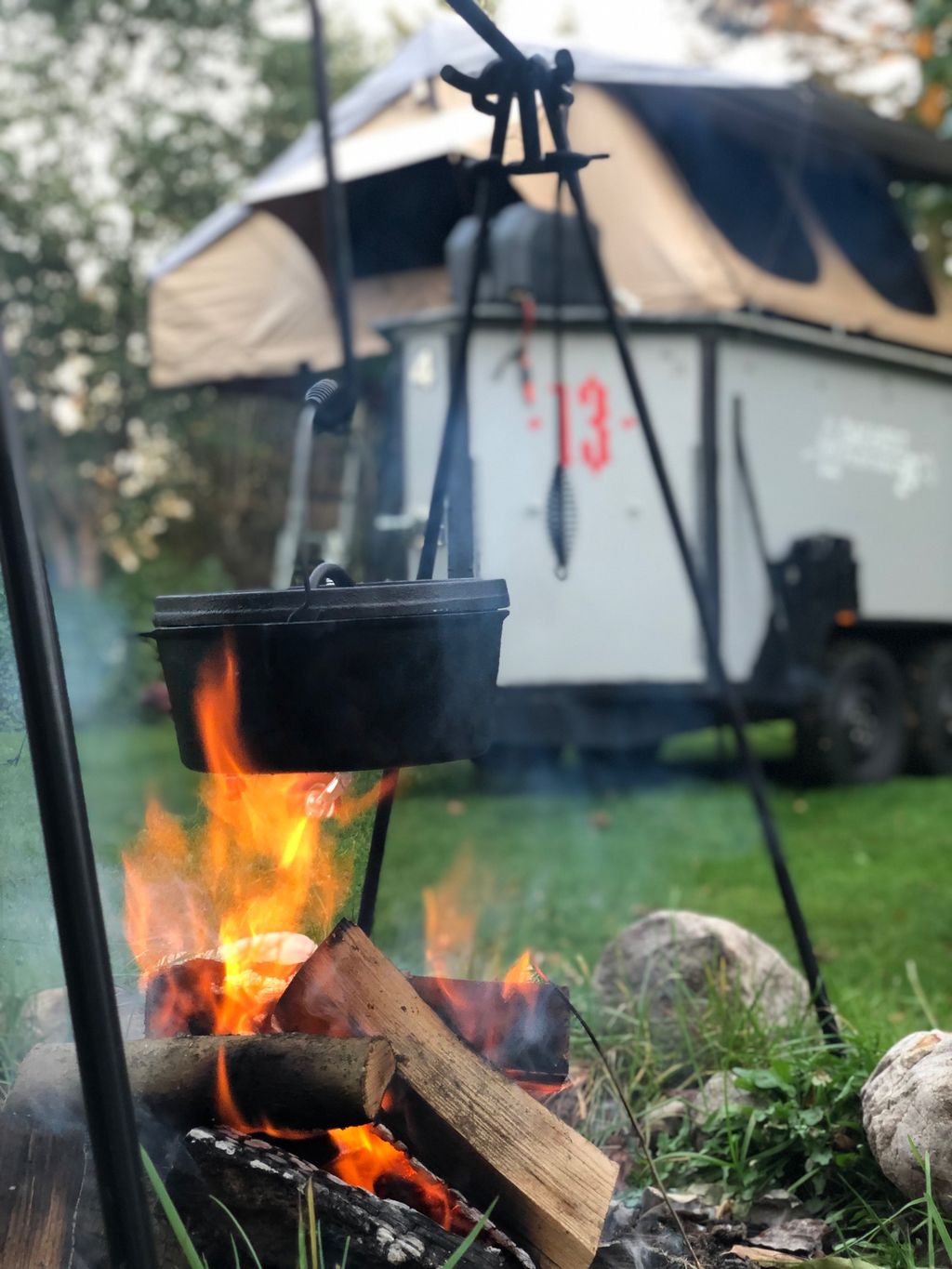 Parcela junto a caballos detrás de la casa
