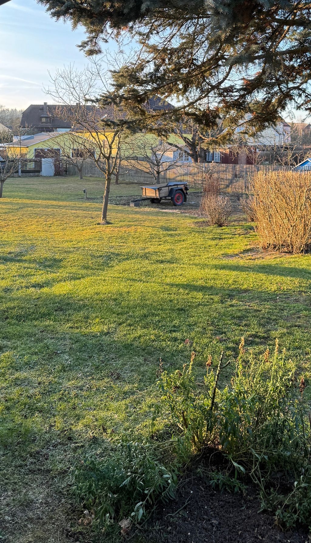 Ampio parcheggio nel giardino pianeggiante