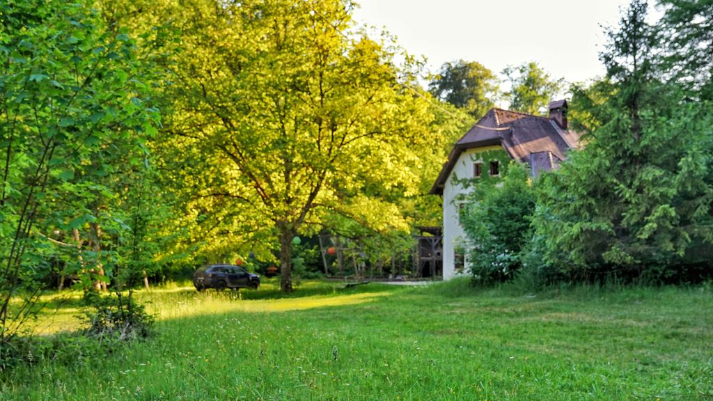 Campen am Bach im Waldgebiet nahe Wasserburg