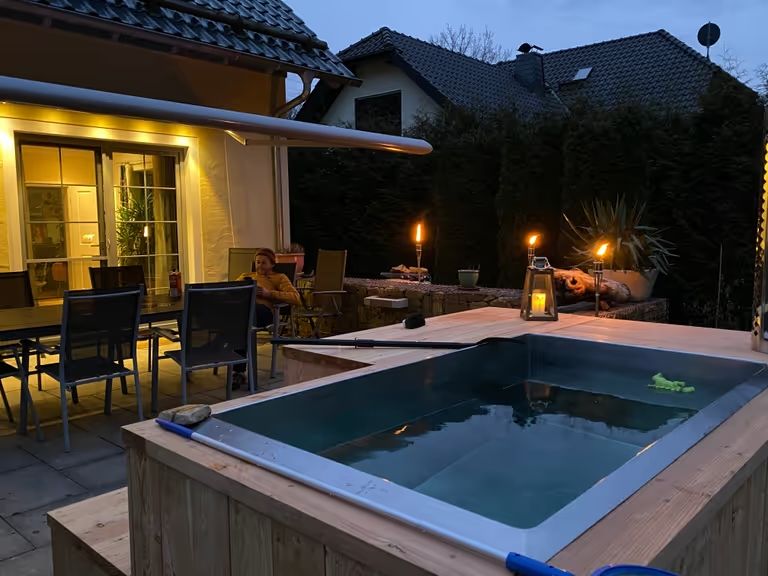 Campamento con bañera de madera y terraza en el bosque, en el valle del Mulde