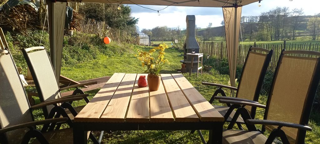 Idyllische Wiese am Bach mit Ausblick und Hütte