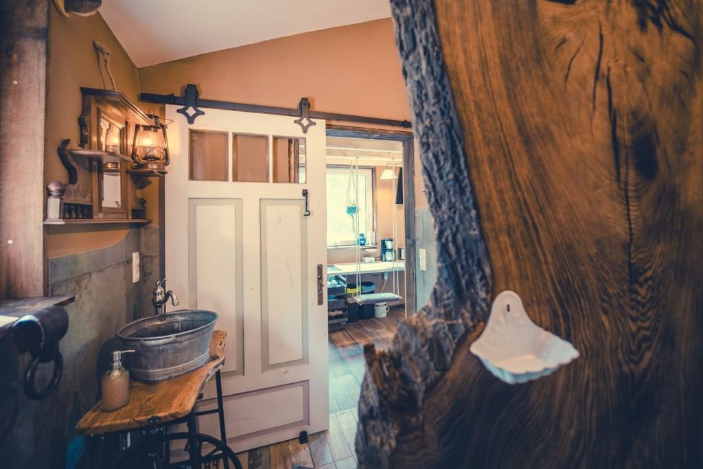 Casa sostenible en un árbol al borde del bosque