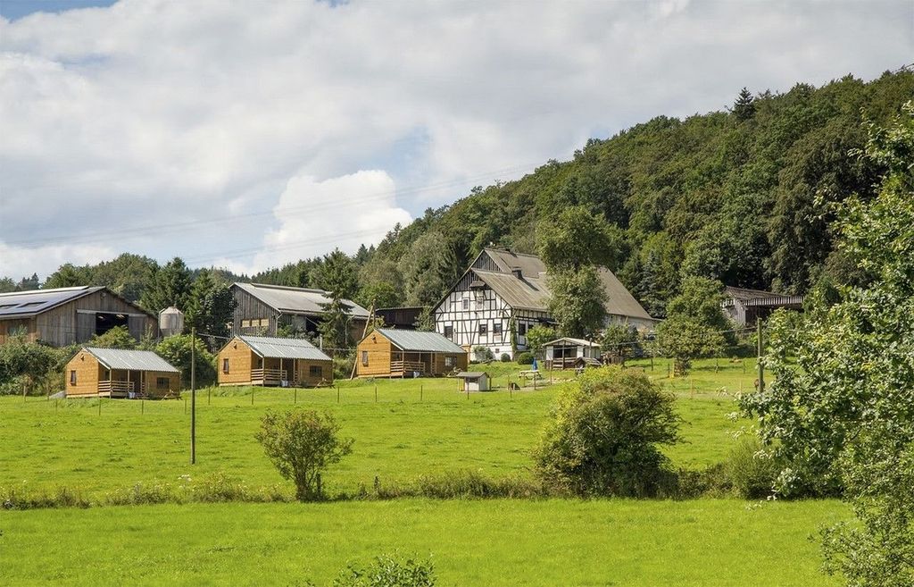 Glamping in urigen Holzhütten am Wald