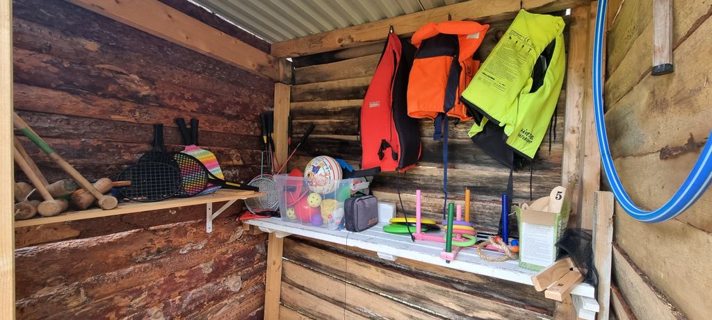 Campo nella natura con vasca idromassaggio, sauna e vista sul fiume