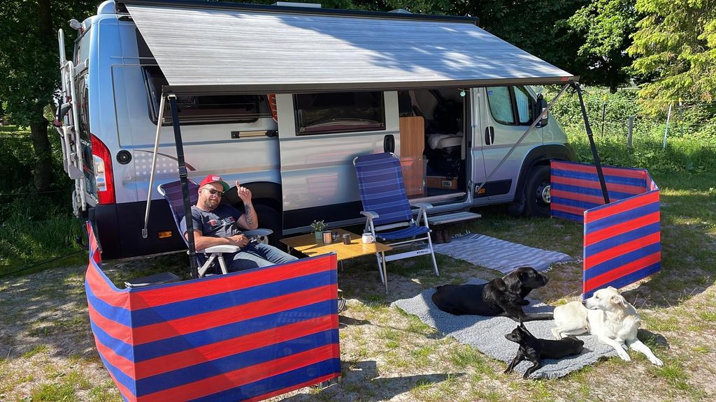 Rancho con caballos y ganado en el canal Ems-Jade