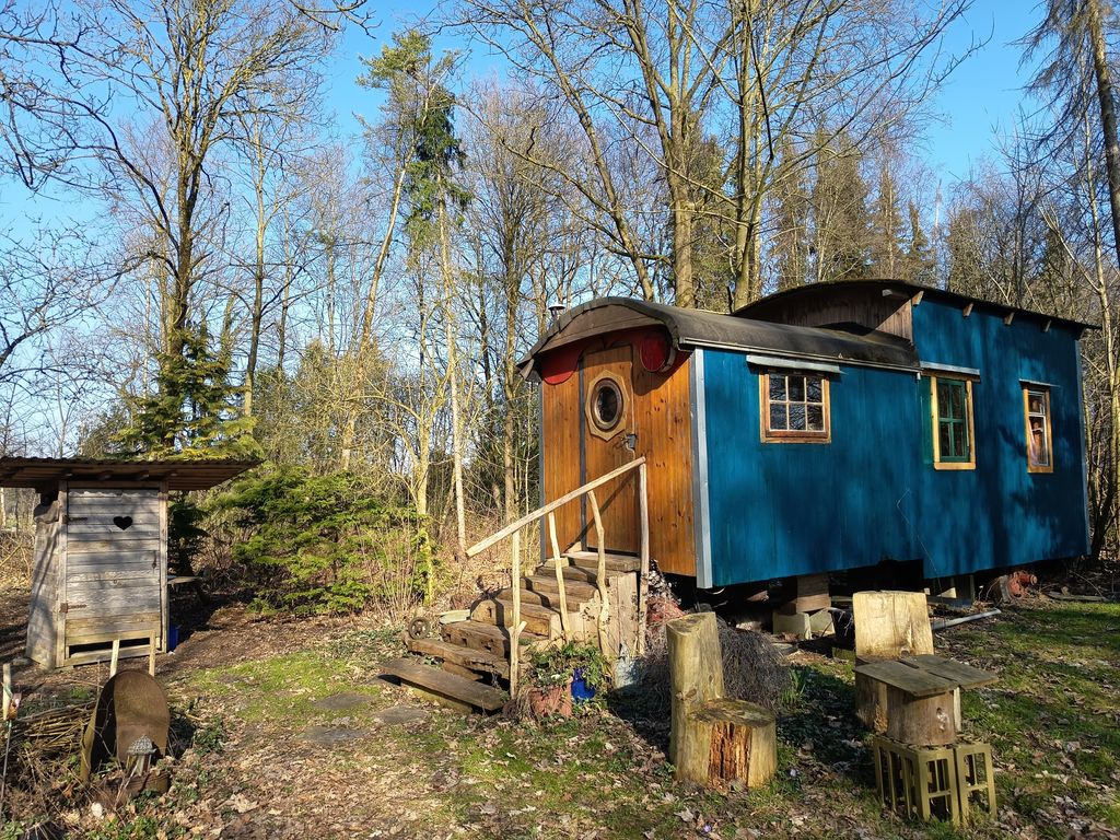 Rustikaler Bauwagen im Grünen 