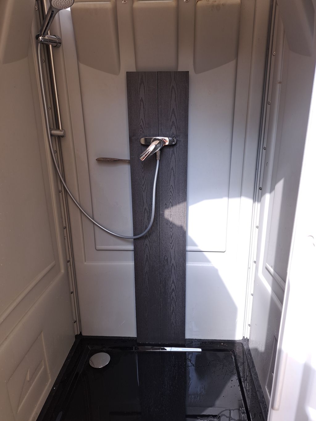 Terrain de camping avec un ruisseau dans l'Eifel