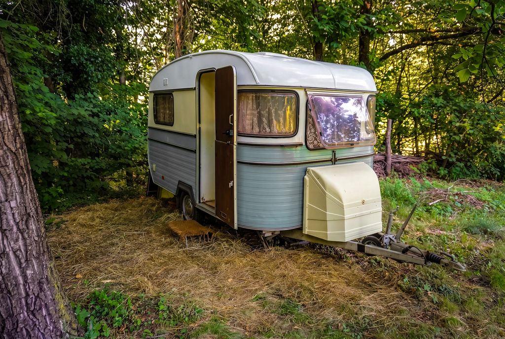Caravana retro autosuficiente en un tranquilo jardín forestal