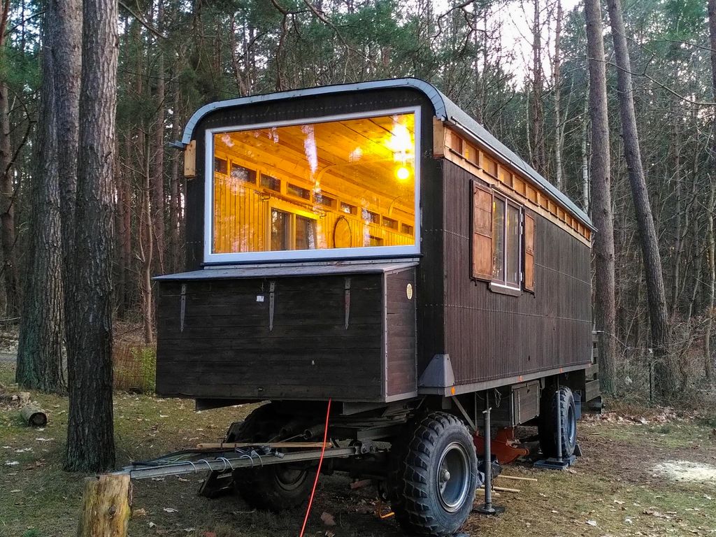 Schäferwagen auf naturnahmen Campingplatz