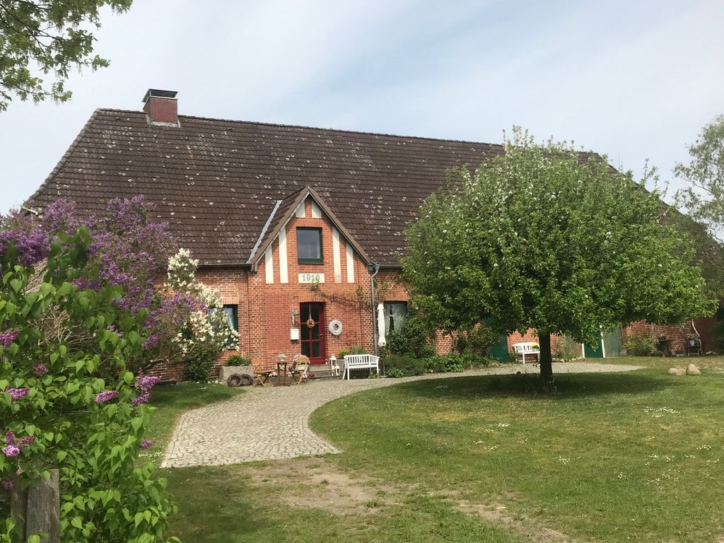 Camping à la ferme entre ruisseau et prairies