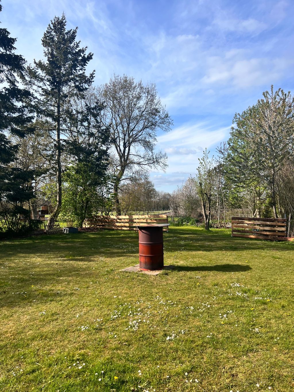 Parcela junto a caballos detrás de la casa
