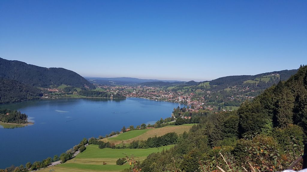 Verger avec vue dégagée sur les montagnes dans un petit village