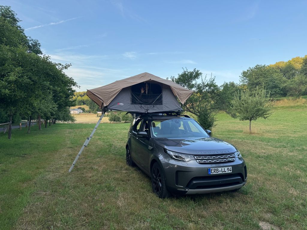 Idyllischer Wiesenstellplatz zwischen Apfelbäumen