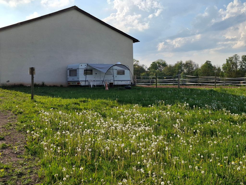 Acogedora caravana con vistas panorámicas a la naturaleza