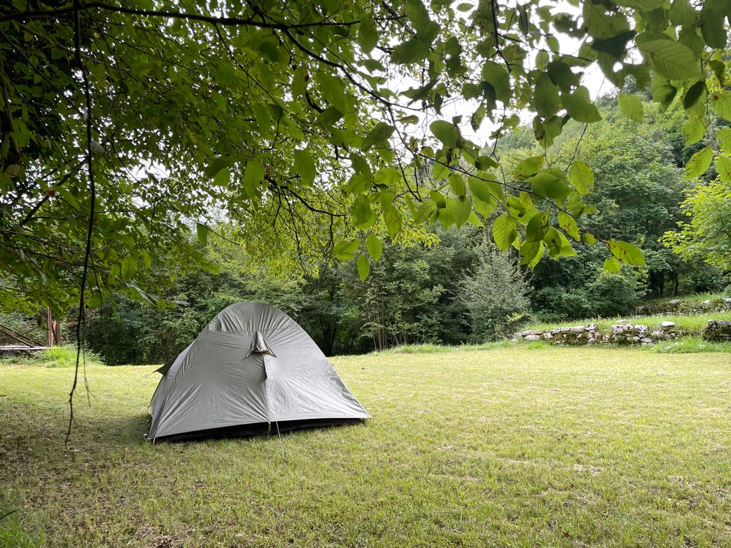 Camping in der Natur auf einem kleinen Bauernhof.