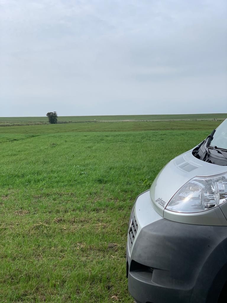 Vista diretta della diga sulla baia di Giada
