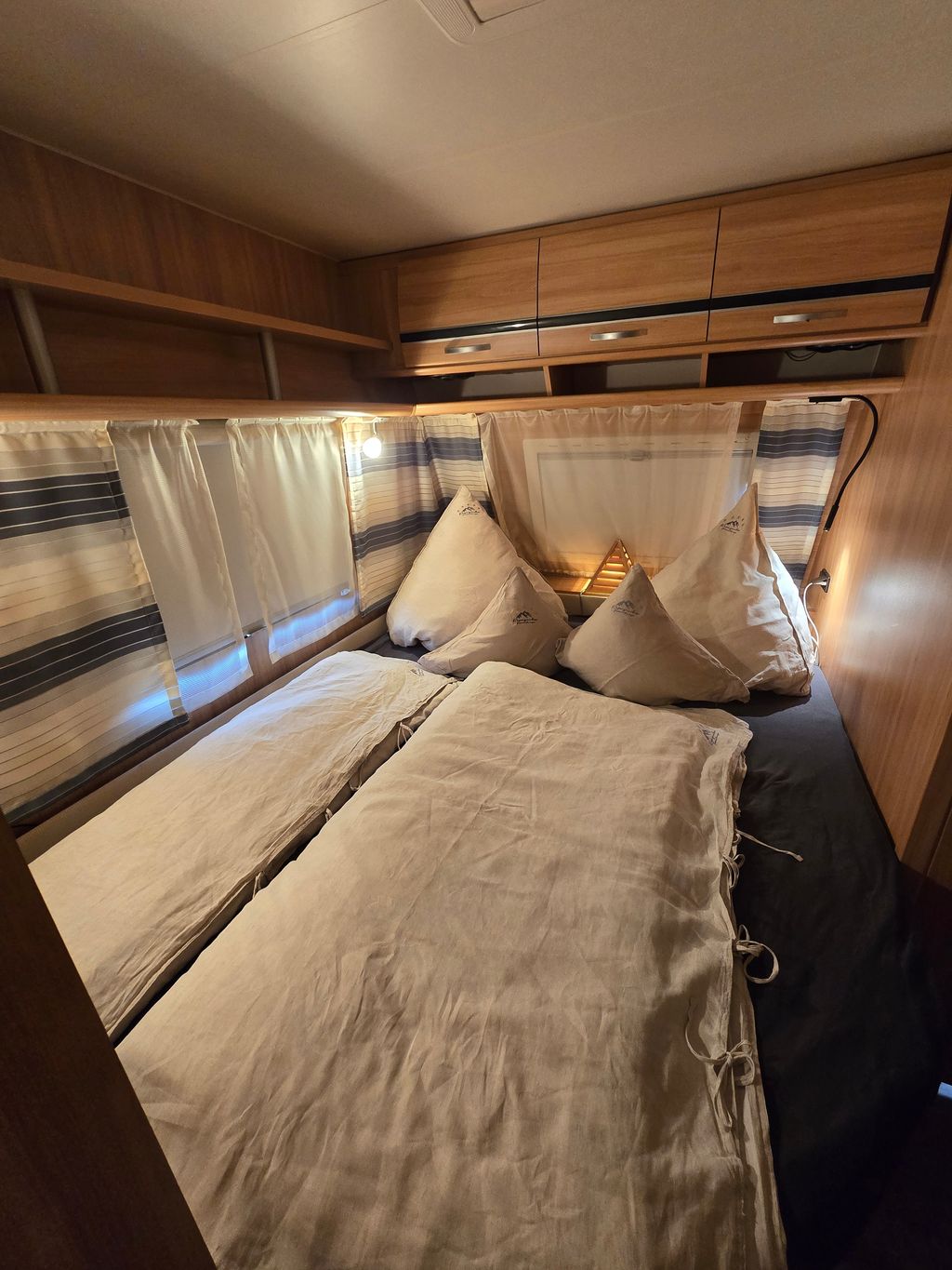 Caravane de luxe avec piscine & jacuzzi dans la verdure