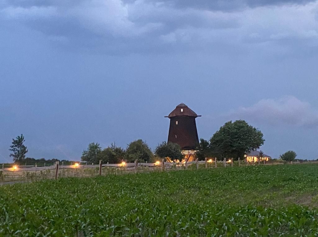 Immerso nel verde accanto allo storico mulino a vento