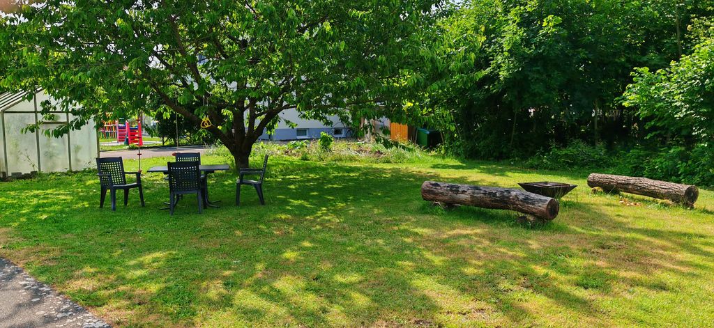 Camping auf dem Bauernhof mit Tieren und Fluss