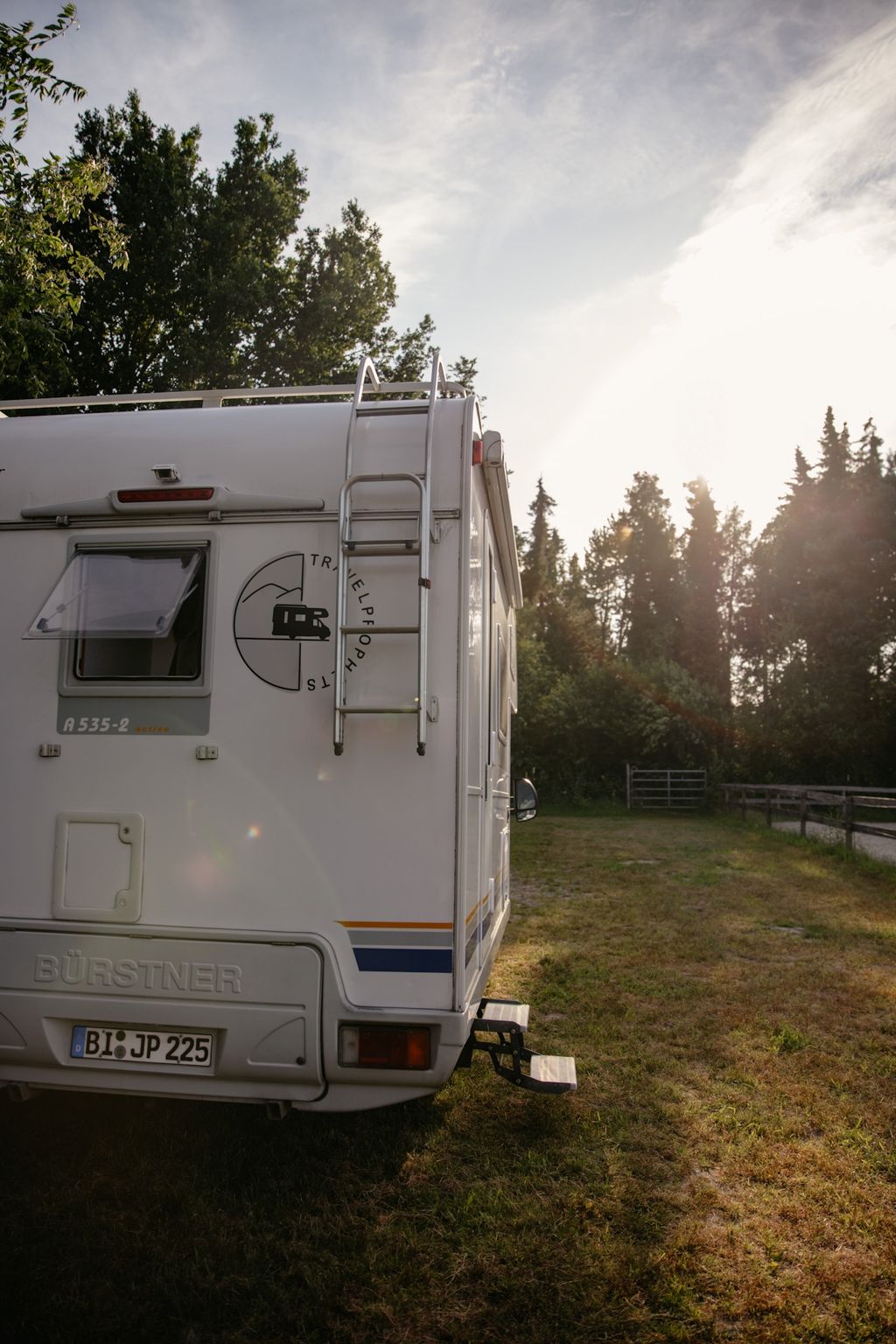 Rancho con caballos y ganado en el canal Ems-Jade