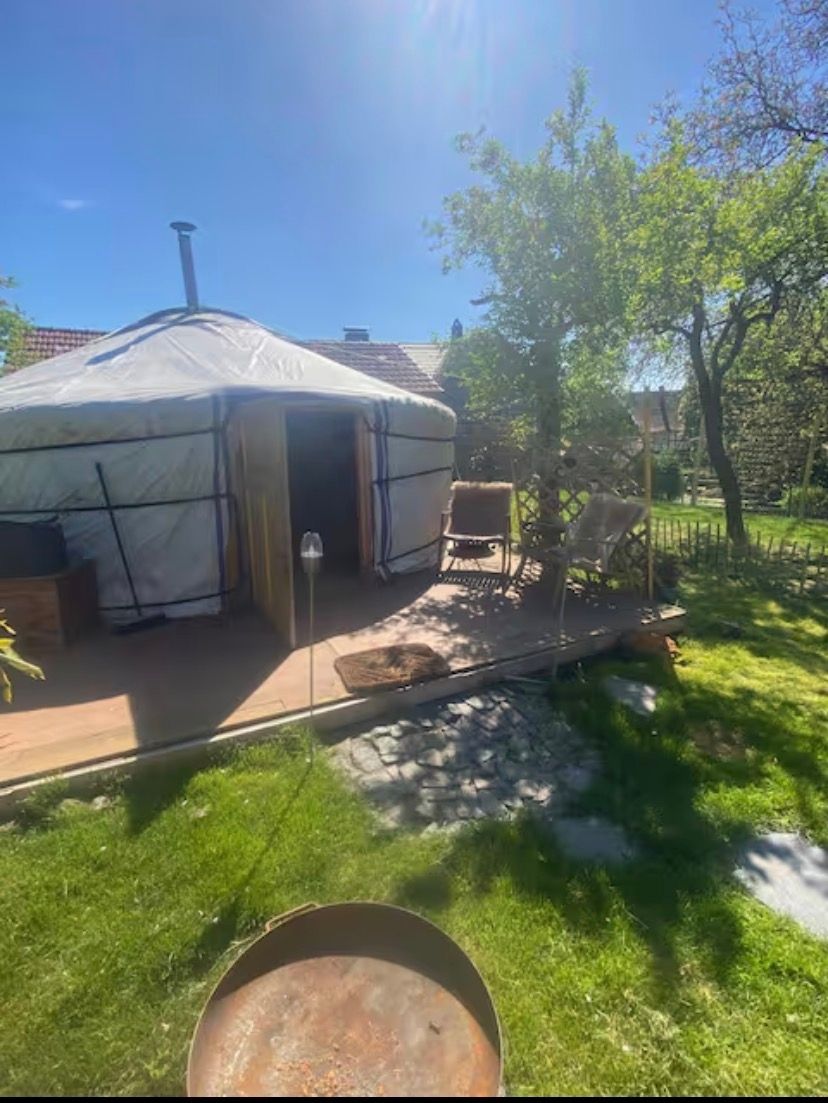 Yurta mongola in giardino 