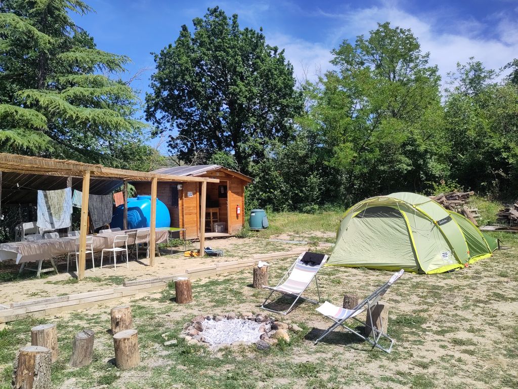 Acampada salvaje en las colinas cercanas a Bolonia