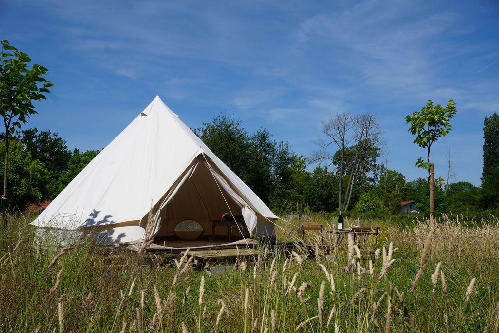 Glamping-Zelt in der Natur in der Nähe des Ozeans