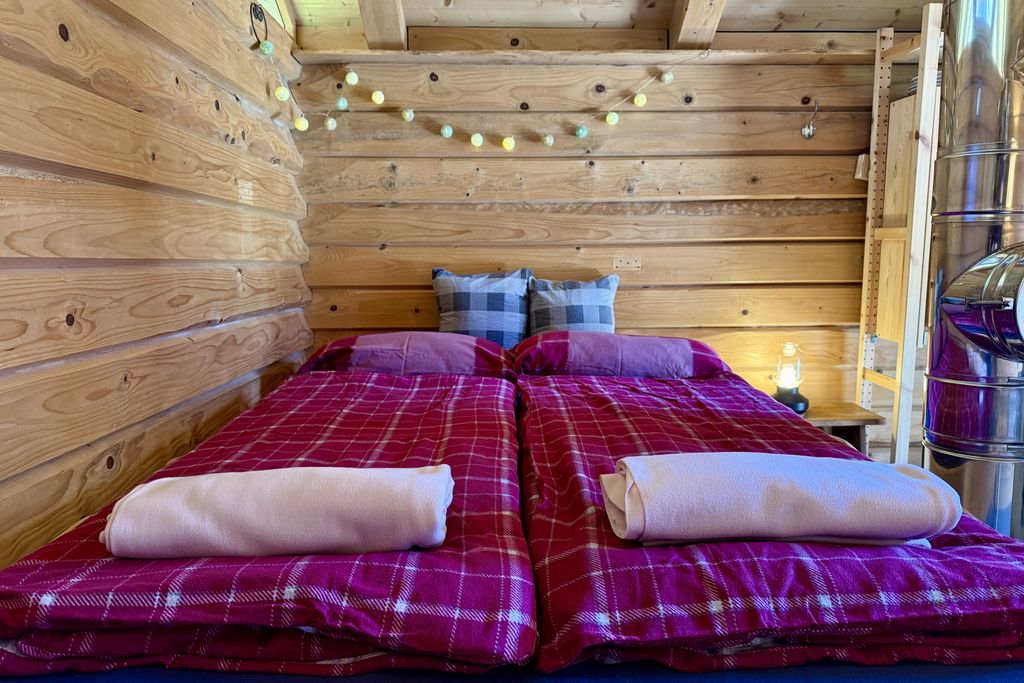 Cabaña romántica *Juntos *Cama *Madera *Toalla