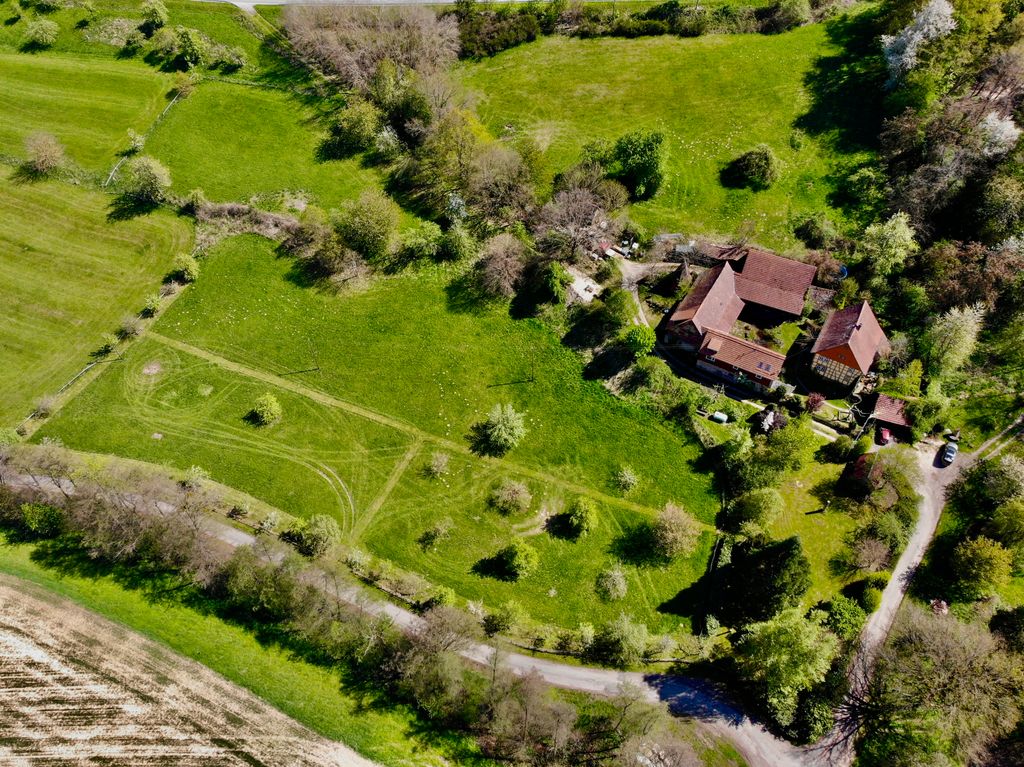 Emplacement idyllique dans un pré, au milieu des pommiers