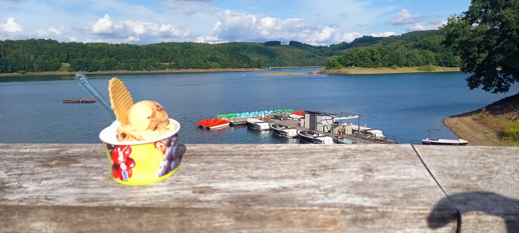 Stellplatz am Weg nahe Biggesee mit Sauna & Hütte
