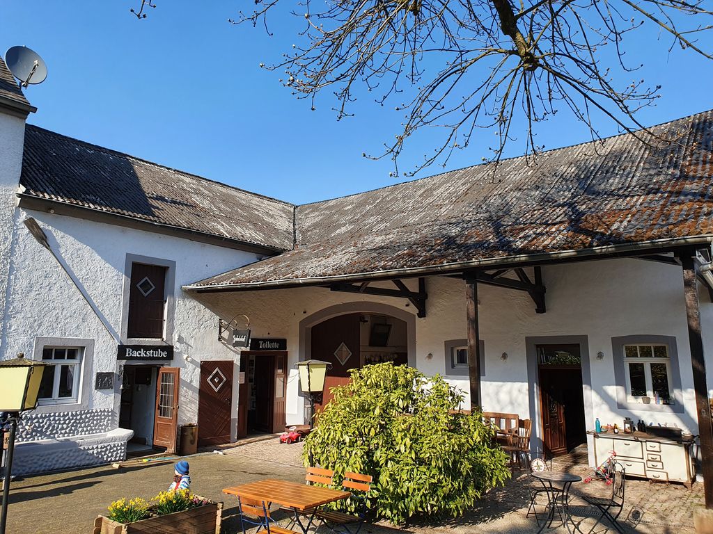 Mini campamento en una antigua granja con instalaciones sanitarias y electricidad