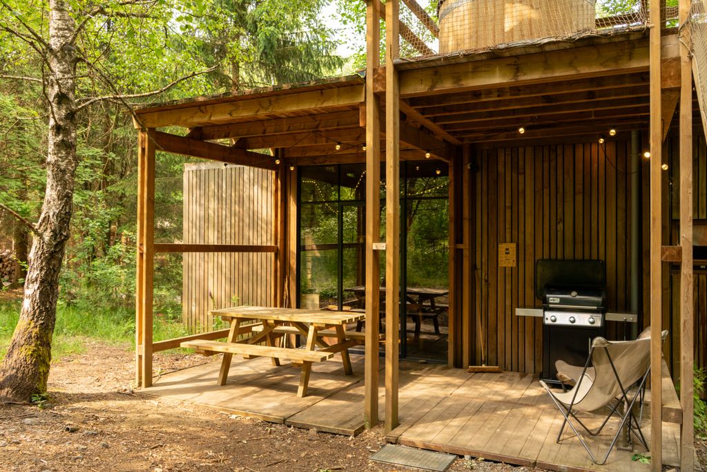 Tree Trunk mit Hot Tube in der belgischen Natur