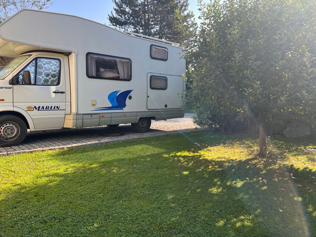 Campamento con bañera de madera y terraza en el bosque, en el valle del Mulde