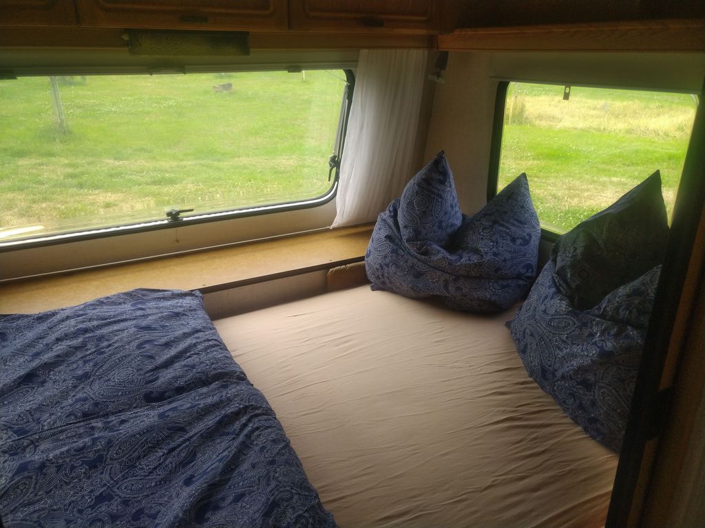 Wohnwagen auf einer schönen Wiese mit Fernblick