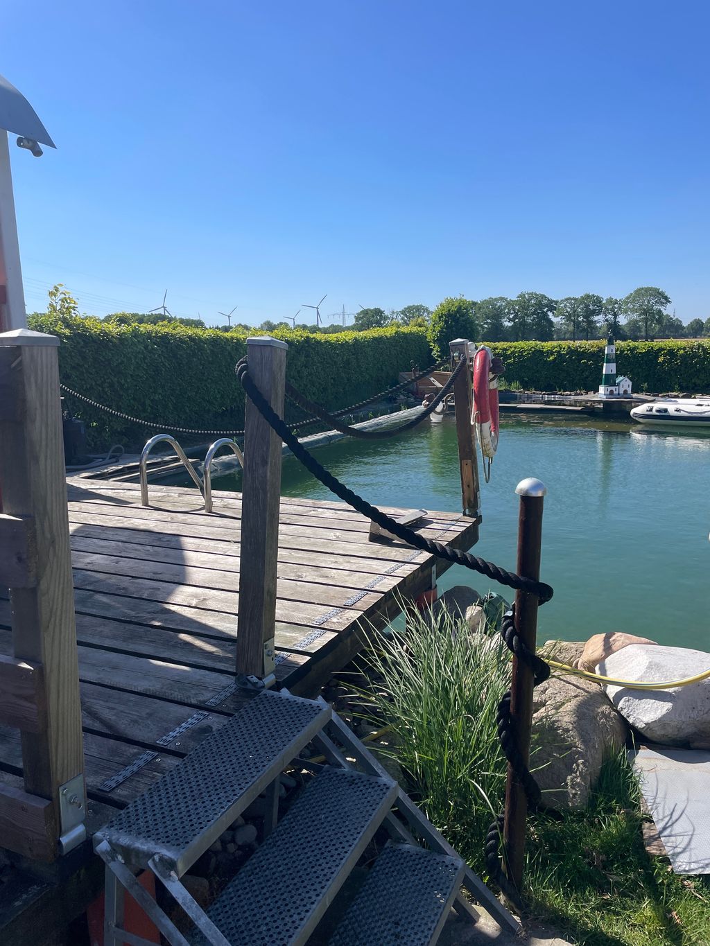 Passer la nuit dans une roulotte de chantier près de l'étang de natation