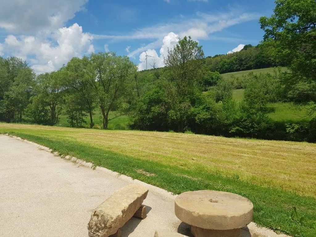 Befestigter Platz im Enztal mit Zugang zur Enz