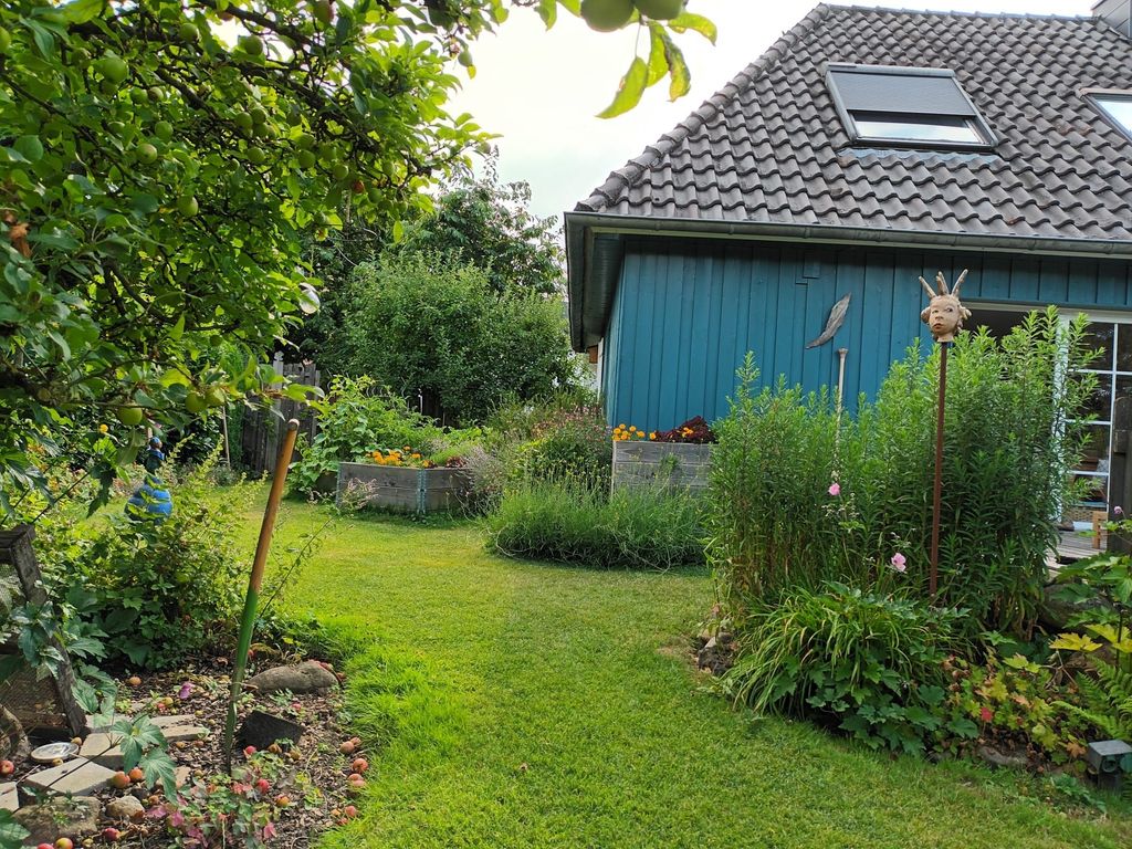 Heimatort im wildromantischen Garten